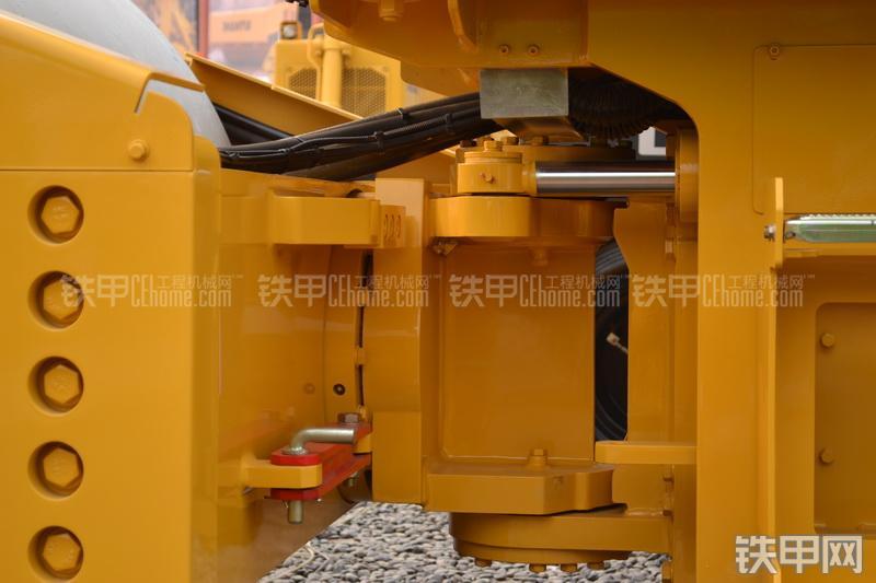 柳工CLG6124H全液压压路机整机外观