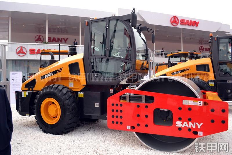 三一重工SMR222压路机整机外观