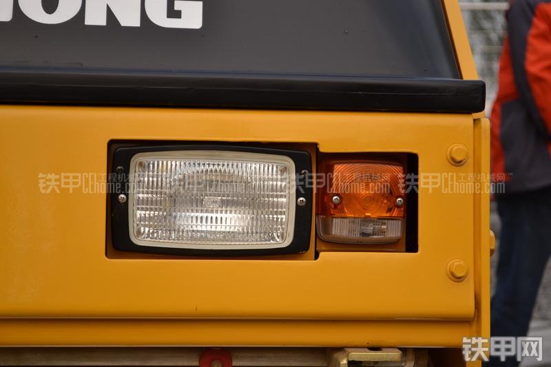 柳工CLG6024压路机整机外观