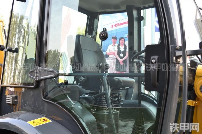 柳工CLG777A挖掘装载机整机外观