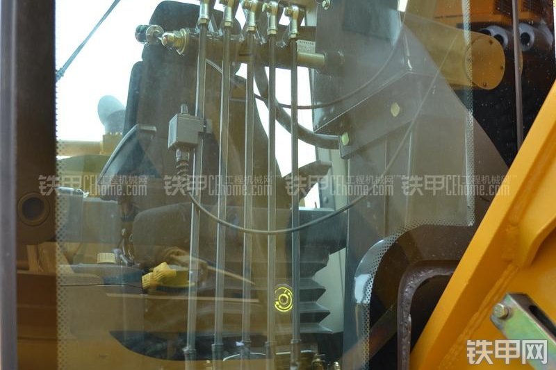 柳工CLG425III平地机整机外观