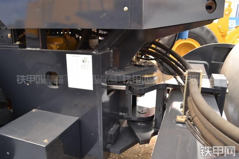 山工SEM8222压路机整机外观