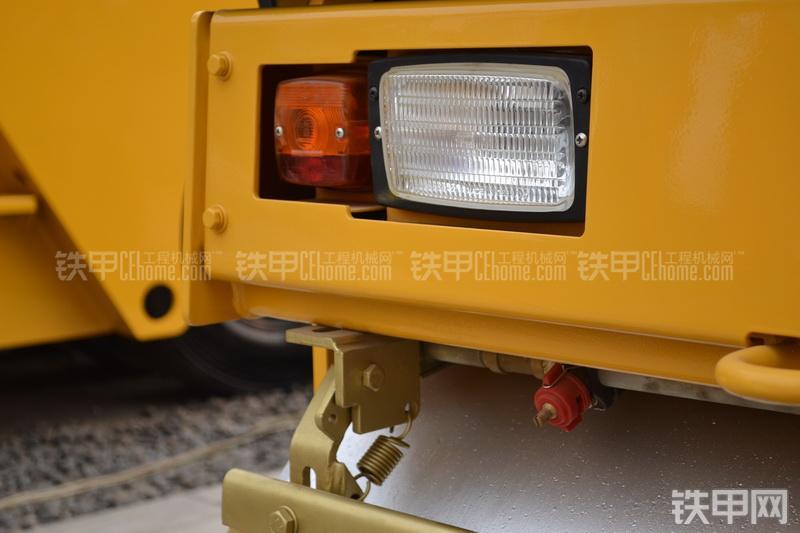 柳工CLG6024压路机整机外观