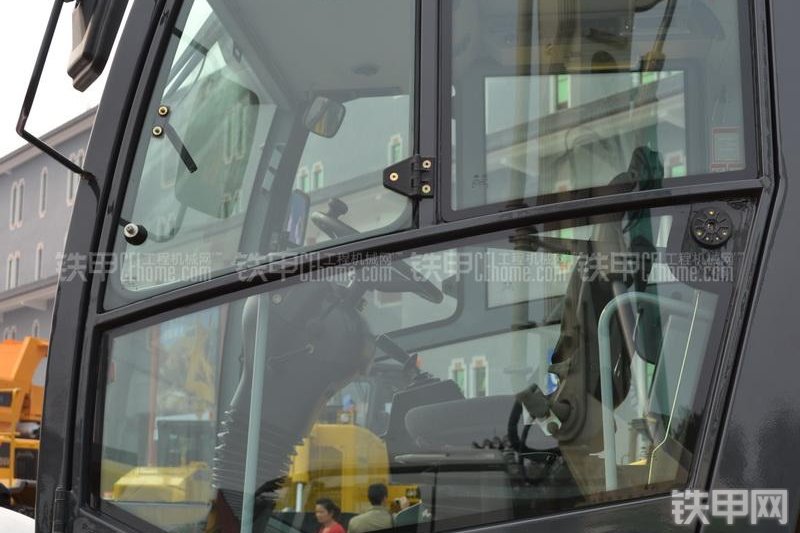 柳工CLG6124H全液压压路机整机外观