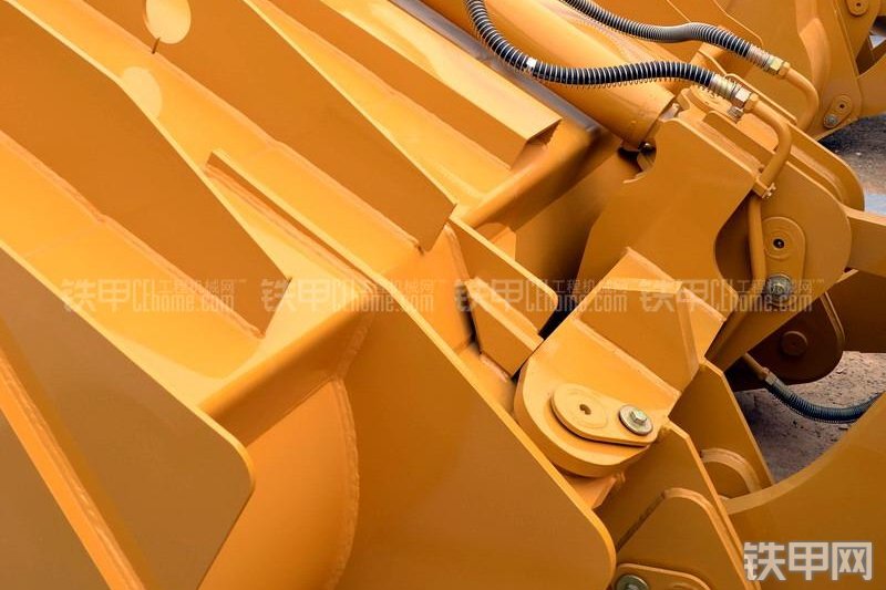 山工SEM660B装载机整机外观