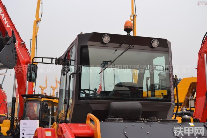 三一重工STR130C压路机整机外观