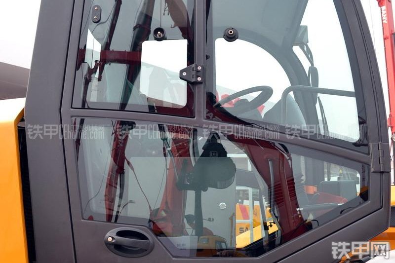 三一重工SMR222压路机整机外观