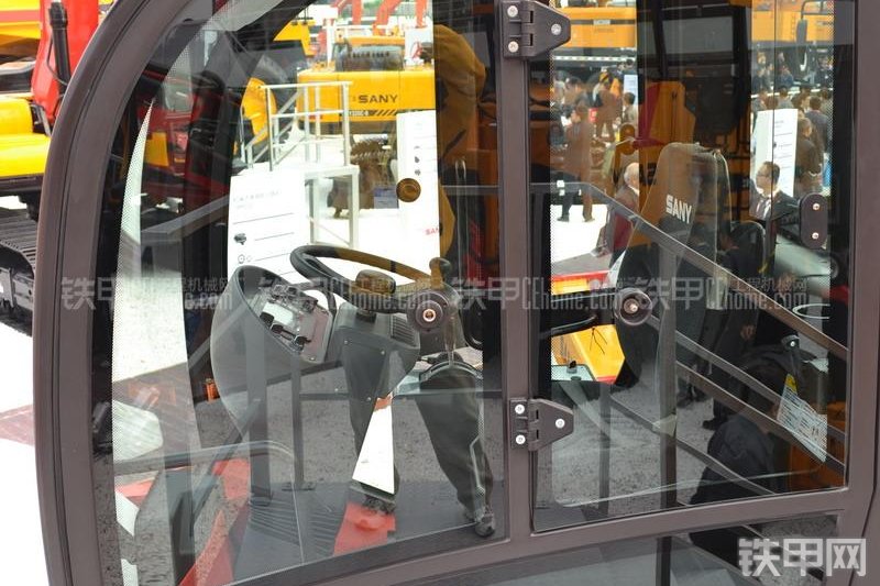 三一重工SSR260压路机局部