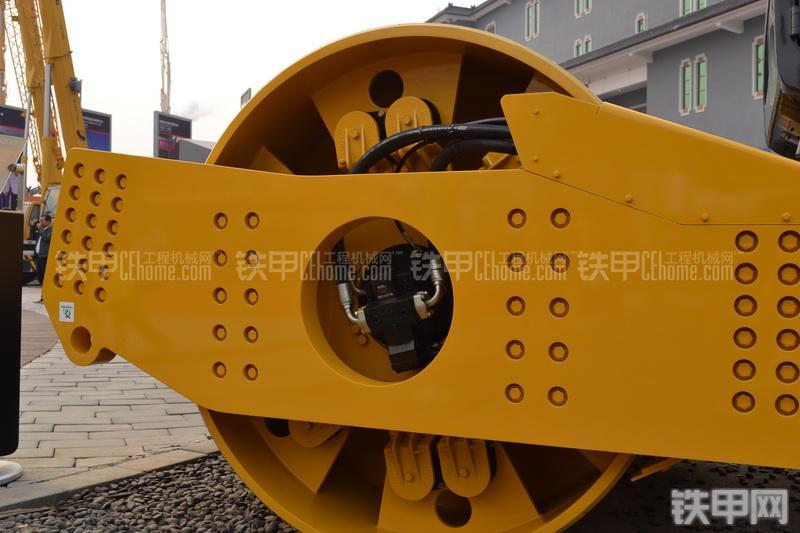 柳工CLG6124H全液压压路机整机外观