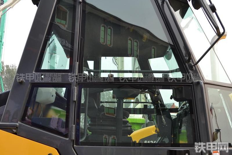 柳工CLG6520压路机整机外观