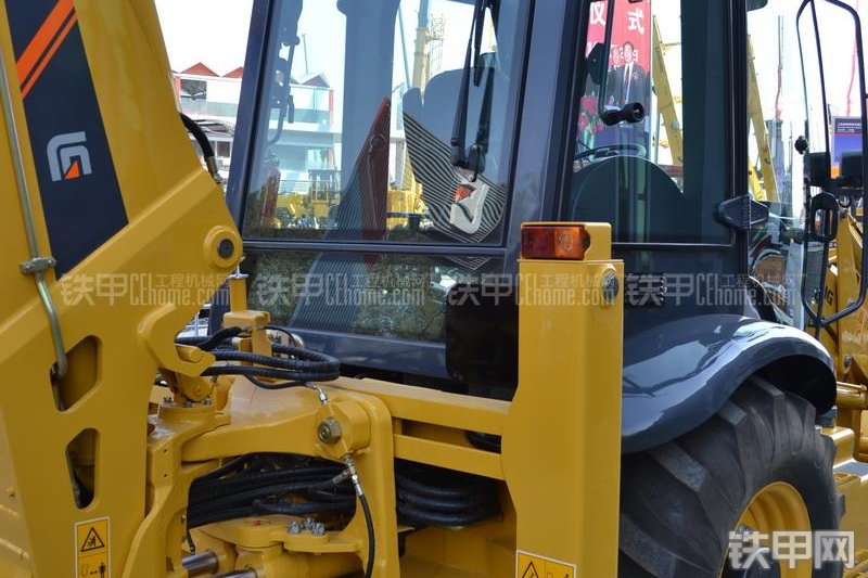 柳工CLG777A挖掘装载机整机外观