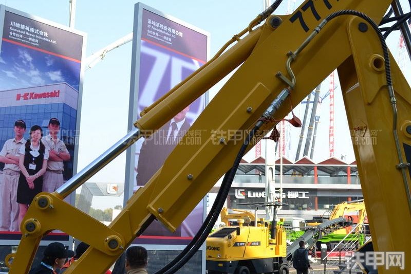 柳工CLG777A挖掘装载机整机外观