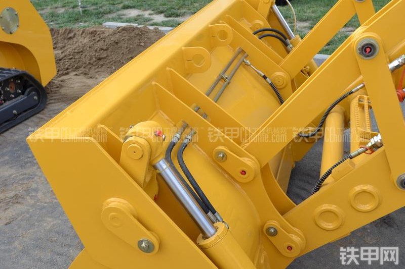 柳工CLG777A挖掘装载机整机外观