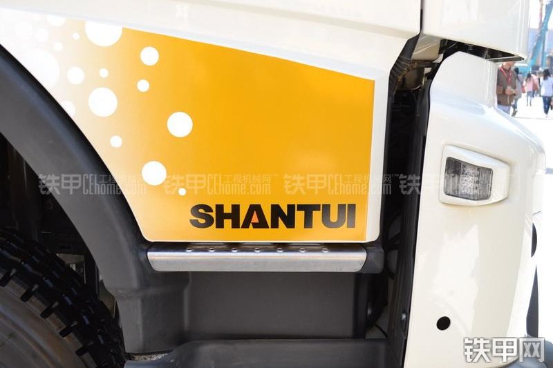 山推HJC5300THB-37沃尔沃泵车整机外观