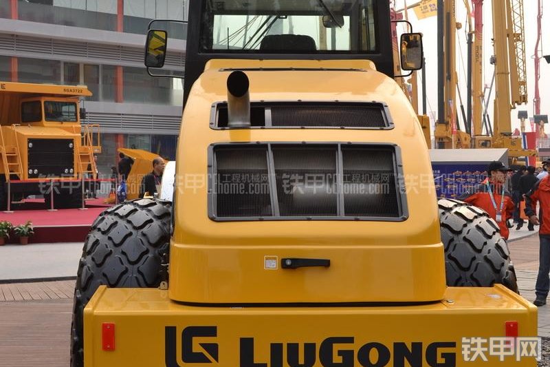 柳工CLG6124H全液压压路机整机外观