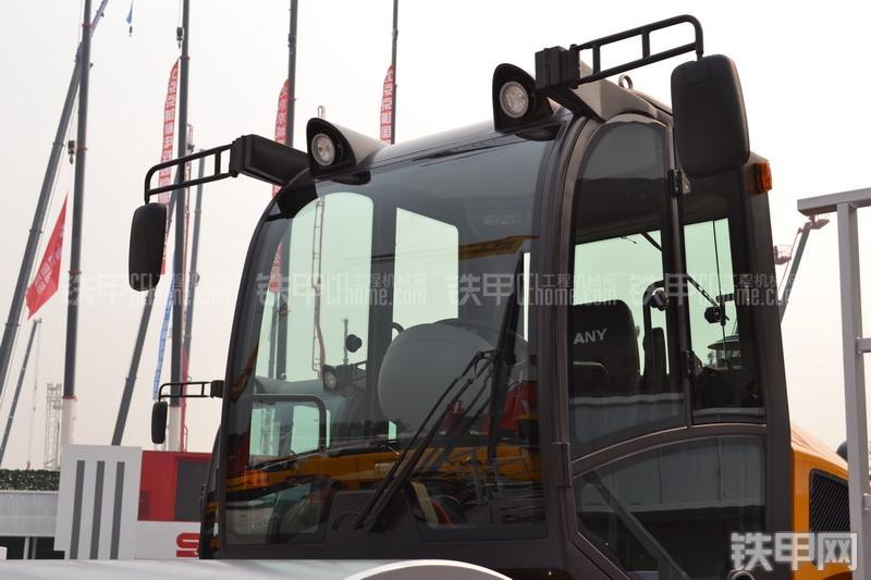 三一重工SSR260压路机局部