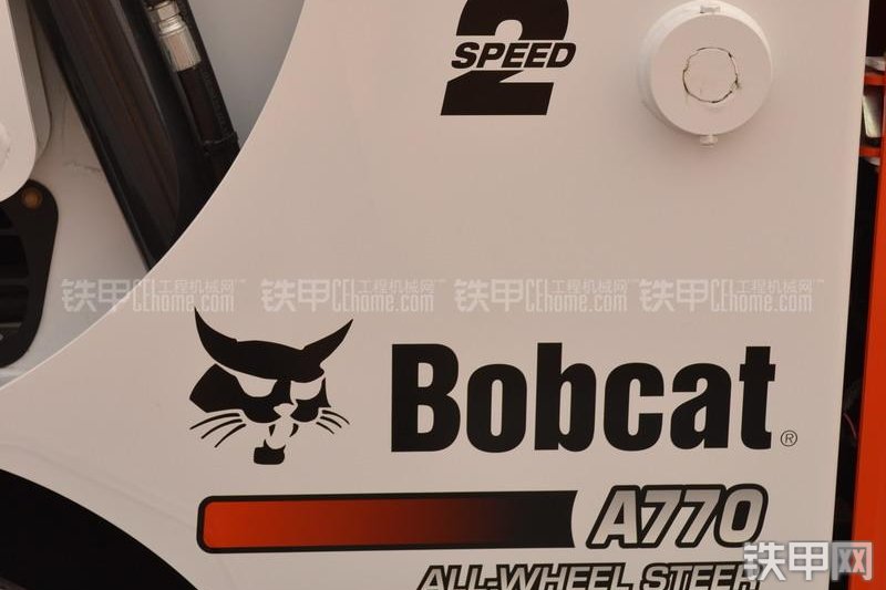 山猫A770四轮转向滑移装载机局部