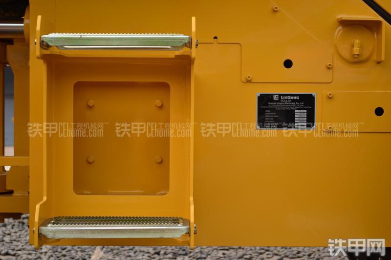 柳工CLG6124H全液压压路机整机外观