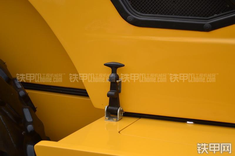 柳工CLG6124H全液压压路机整机外观