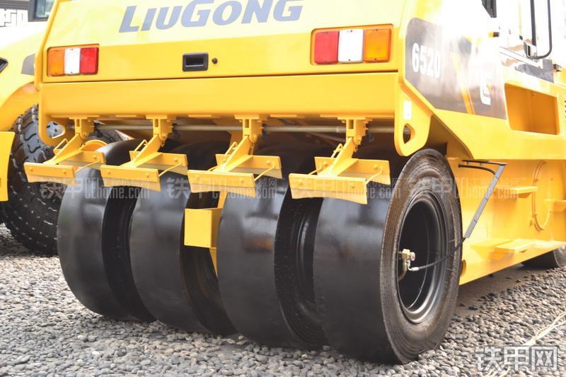 柳工CLG6520压路机整机外观