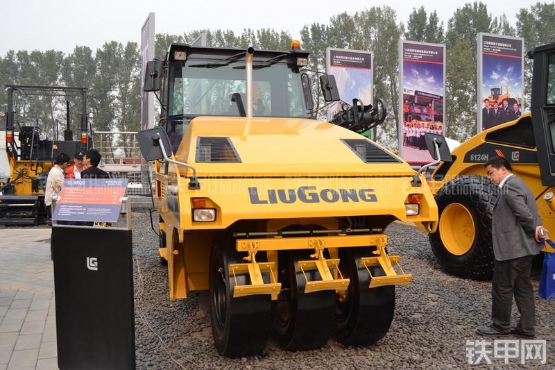 柳工CLG6520压路机整机外观