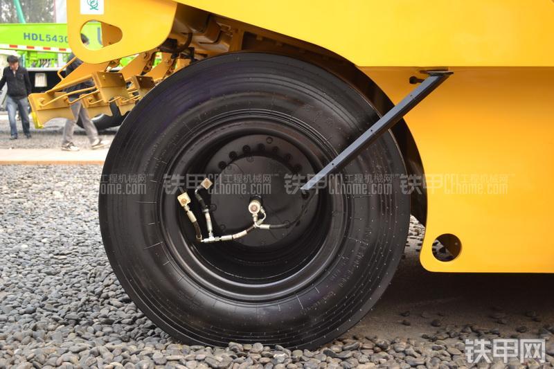 柳工CLG6520压路机整机外观