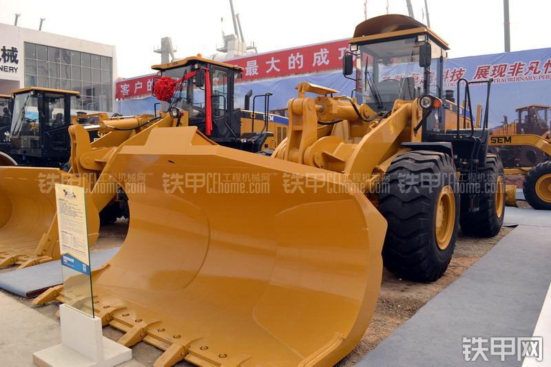 山工SEM660B装载机整机外观