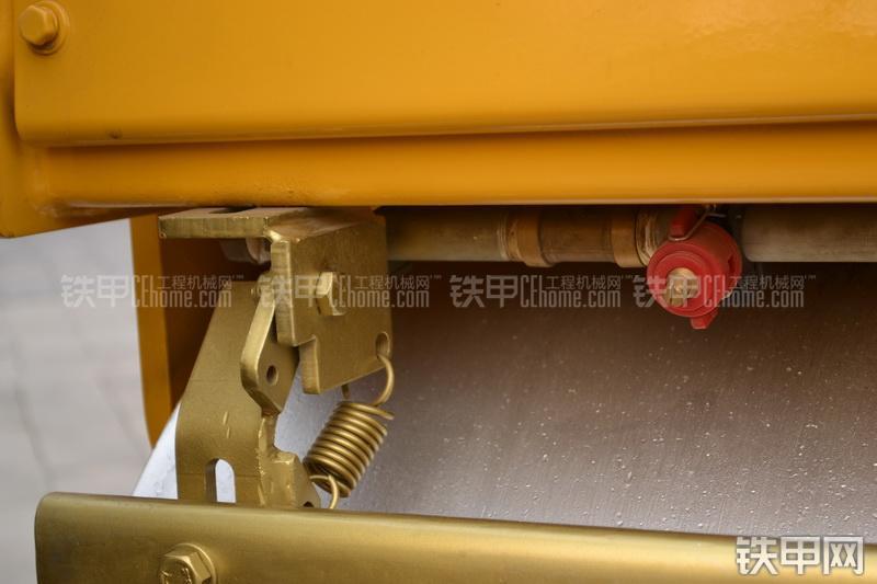 柳工CLG6024压路机整机外观