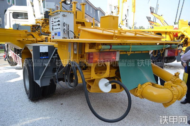 山推HJC5160THB-26陕汽泵车局部