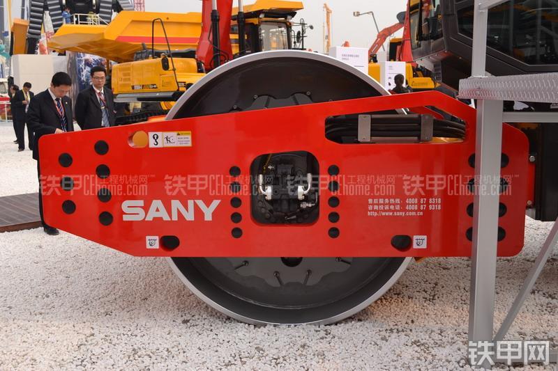 三一重工SSR260压路机局部