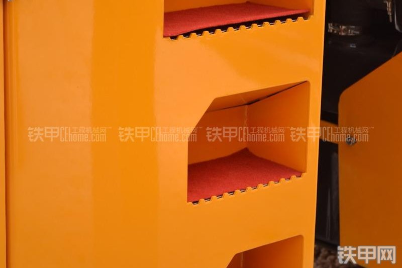 三一重工STR130C压路机整机外观