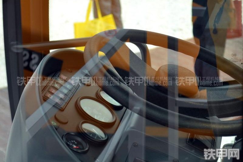 三一重工SMR222压路机整机外观