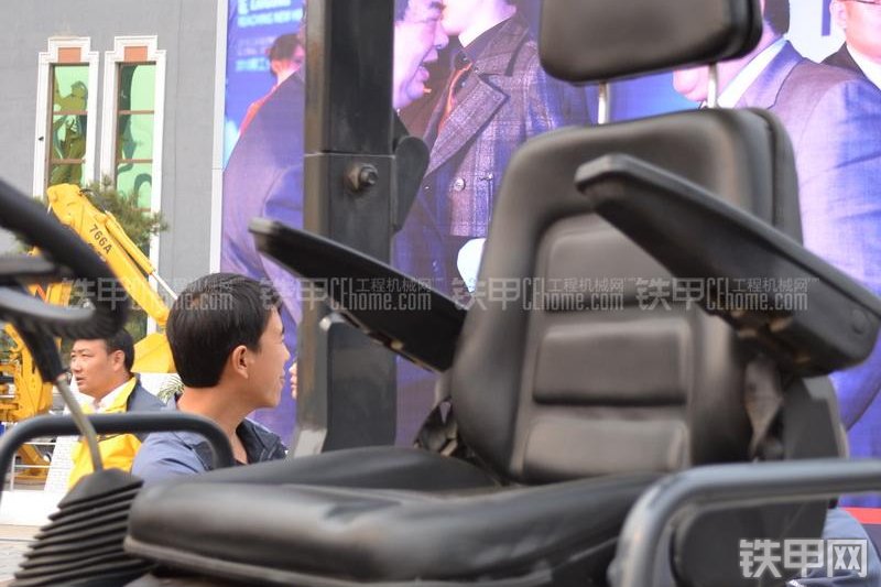 柳工CLG6024压路机整机外观