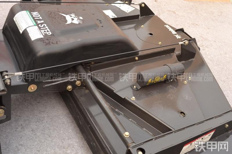 山猫A770四轮转向滑移装载机局部