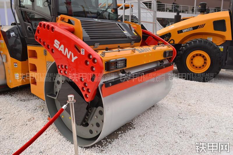 三一重工STR130C压路机整机外观