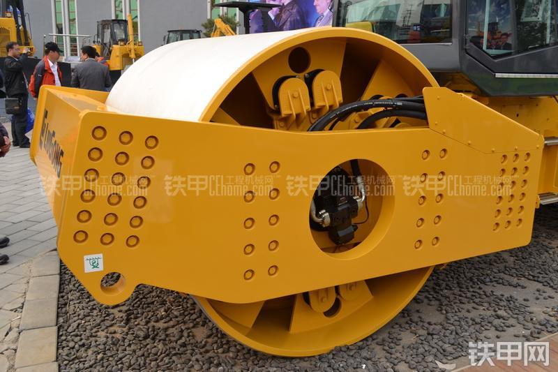 柳工CLG6124H全液压压路机整机外观