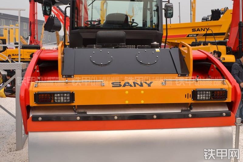 三一重工STR130C压路机整机外观