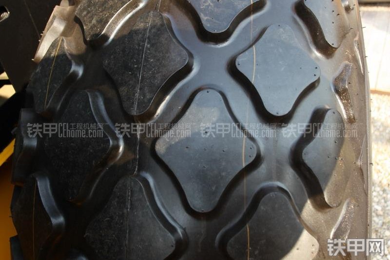 厦工XG6102压路机整机外观