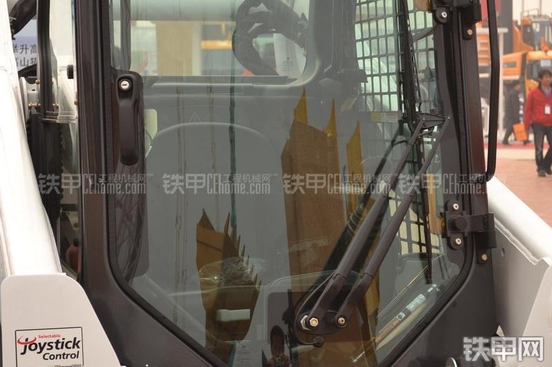 山猫A770四轮转向滑移装载机局部