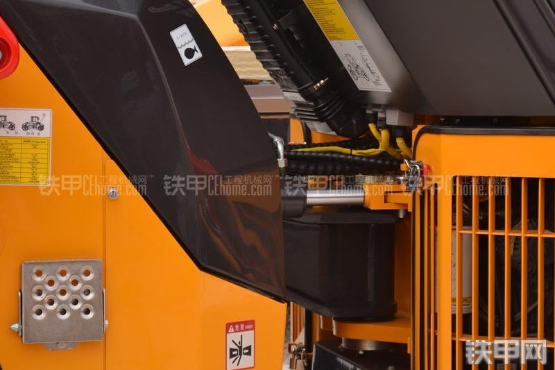 三一重工STR130C压路机整机外观