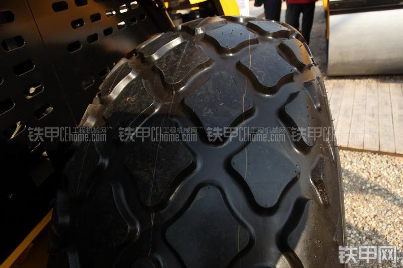 厦工XG6102压路机整机外观