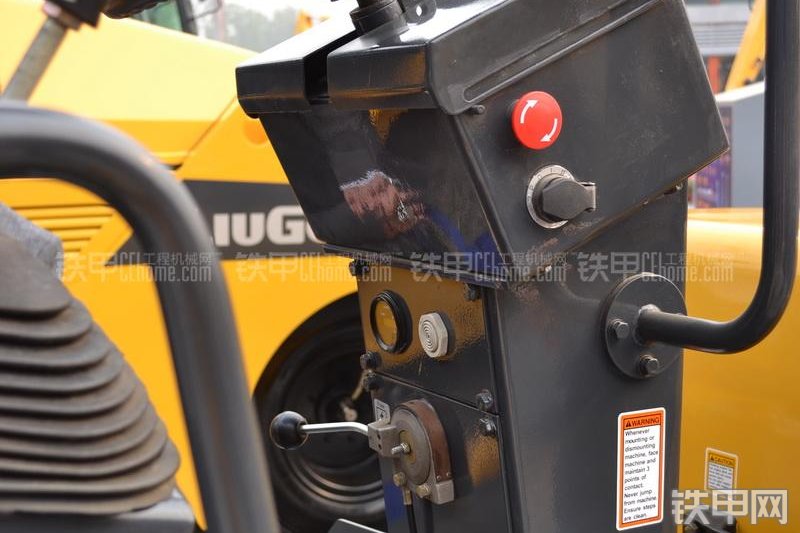 柳工CLG6024压路机整机外观