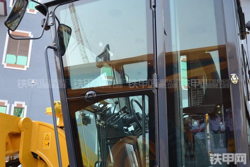 柳工CLG425III平地机整机外观