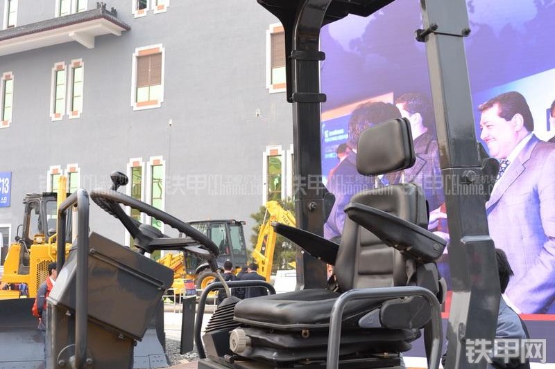 柳工CLG6024压路机整机外观