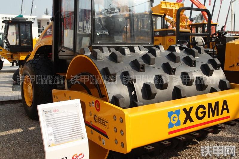 厦工XG6102压路机整机外观