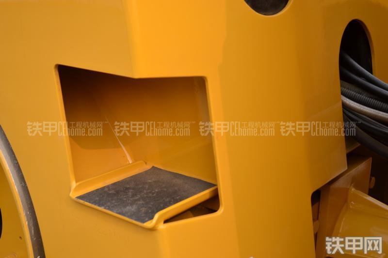 柳工CLG6024压路机整机外观