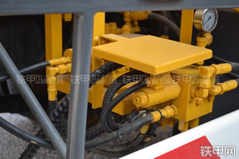 山推HJC5160THB-26陕汽泵车局部