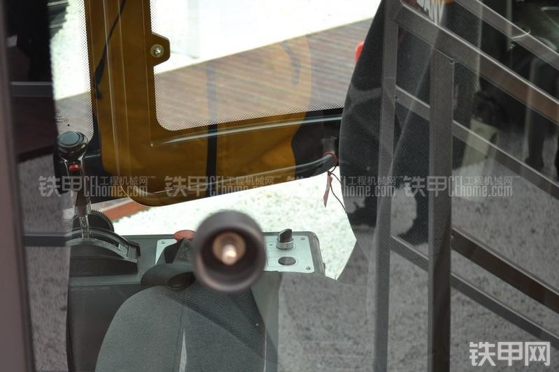 三一重工SSR260压路机局部