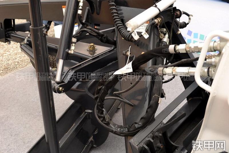 山猫S770滑移装载机局部