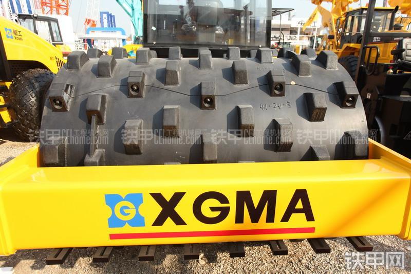 厦工XG6102压路机整机外观